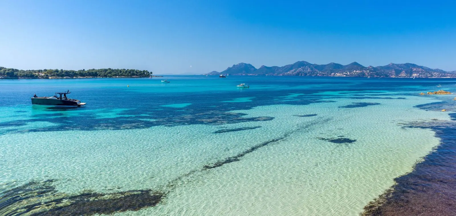 Eaux turquoise des îles de Lérins, au large de Cannes